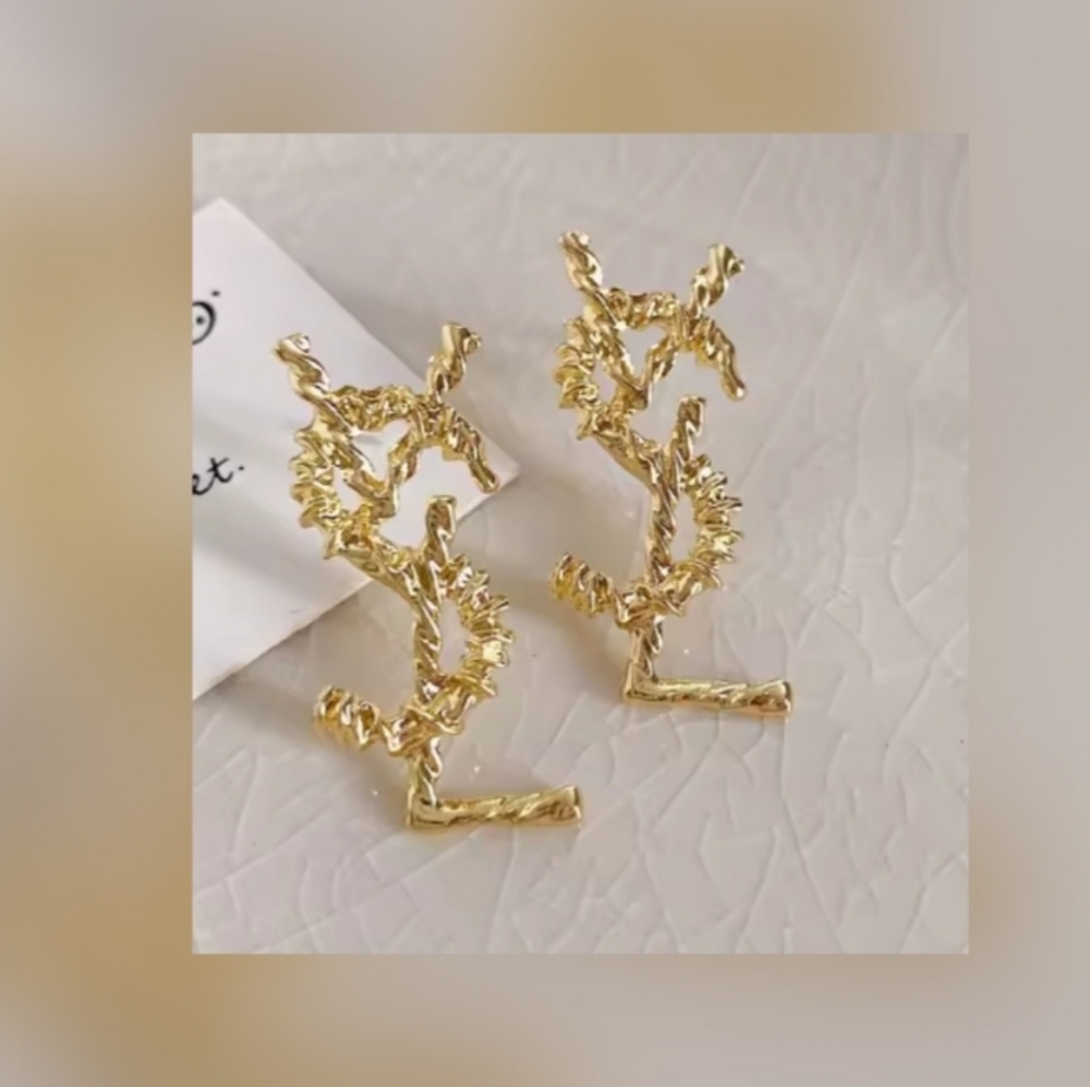 Elegant Gold Textured Earrings